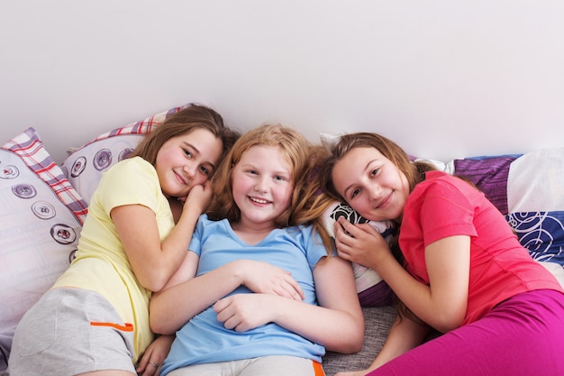 Tres niñas felices en casa