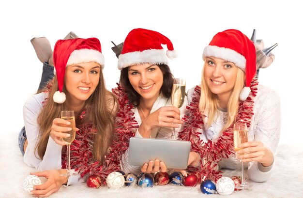 Tres niñas felices con champagne y regalos.