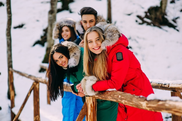 tres niñas y un niño en el bosque de invierno