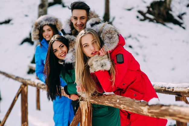 tres niñas y un niño en el bosque de invierno