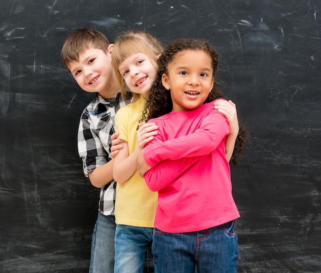 Foto tres niños diferentes de pie