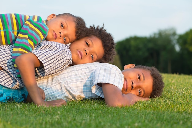 Tres niños divertidos.