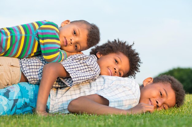 Tres niños divertidos.