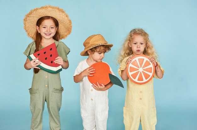 tres niños felices