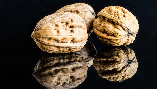 Tres nueces enteras aisladas