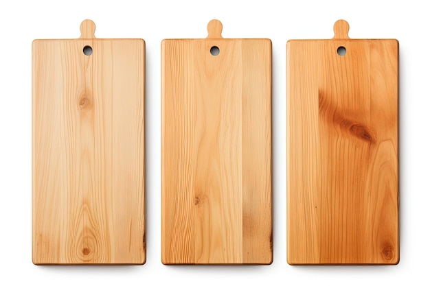 Tres nuevas tablas de cortar de pino en diferentes ángulos aisladas sobre un fondo blanco