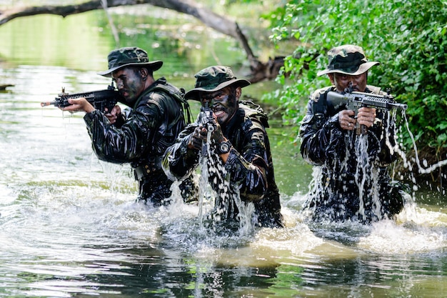 Três oficiais militares se levantaram da água para atacar o inimigo