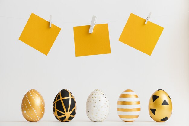 Três ovos de páscoa decorados ovos com adesivos de texto amarelo