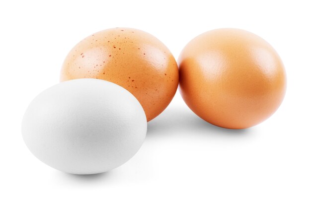 Três ovos isolados em um fundo branco