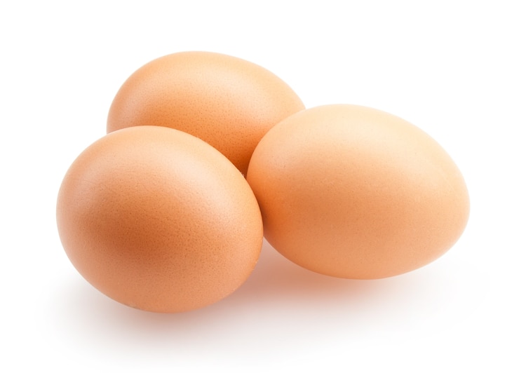 Foto três ovos isolados no branco