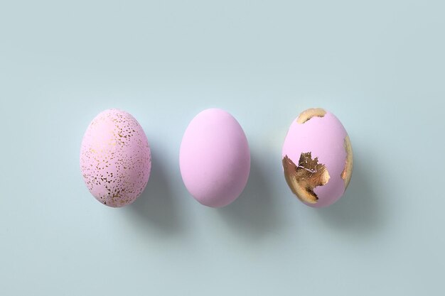 Três ovos pastel decorativos violeta feliz cartão de saudação de páscoa com vista superior do espaço de cópia