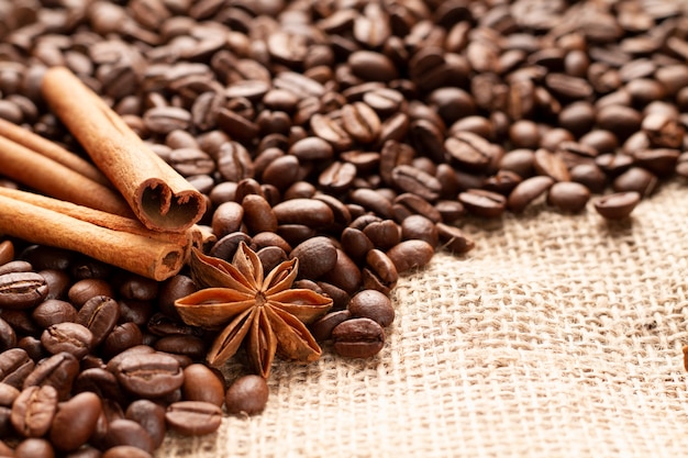 Tres palitos de canela aromática natural indican un asterisco de anís o badian en los granos de café.