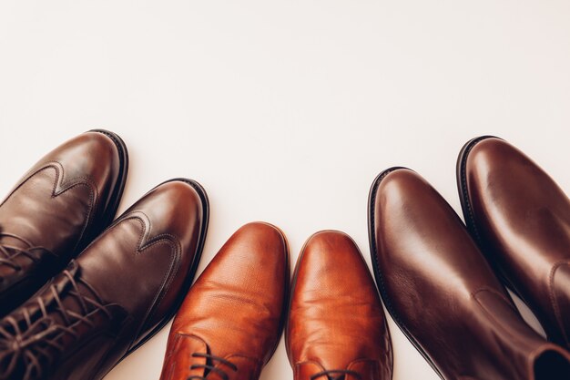 Tres pares de elegantes botas de cuero para hombre.