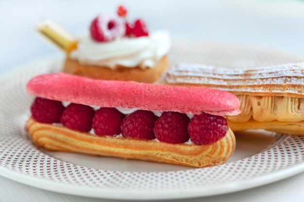 Tres pasteles apetitosos en un plato vintage