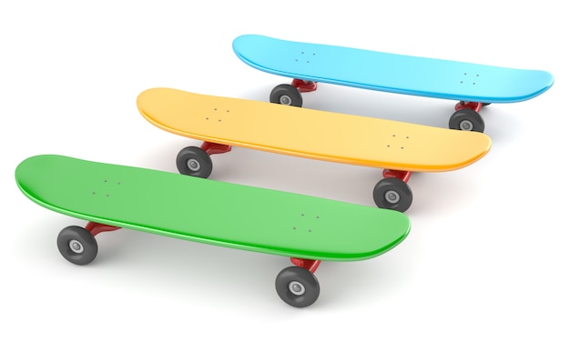 Tres patinetas aisladas sobre fondo blanco.