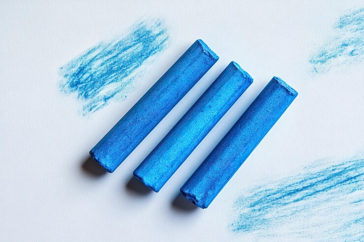 Foto três pedaços de giz azul pastel