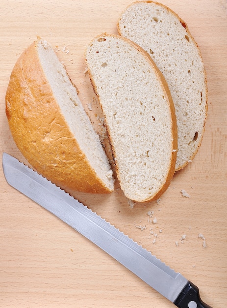 Foto três pedaços de pão e a faca