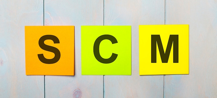 Foto tres pegatinas de colores con el texto scm supply chain management
