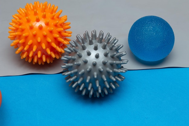 Três pequenas bolas de pilates em um elástico cinza