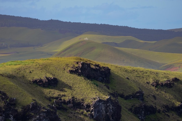 Tres pequeñas cruces blancas en la cima de la colina vistas desde el volcán Rano Kau en la Isla de Pascua