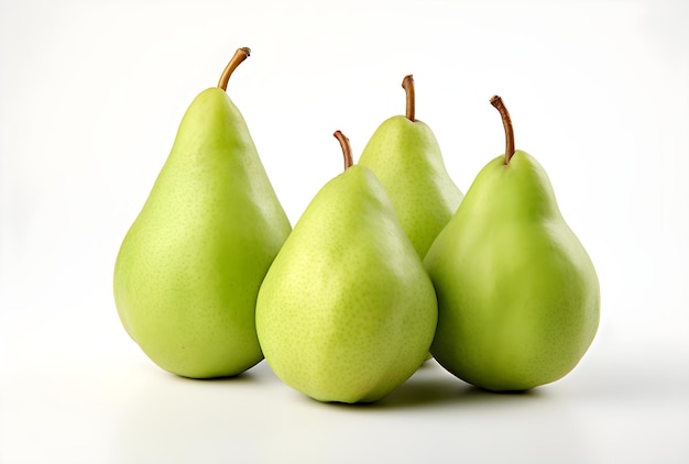 tres peras verdes sobre un fondo blanco
