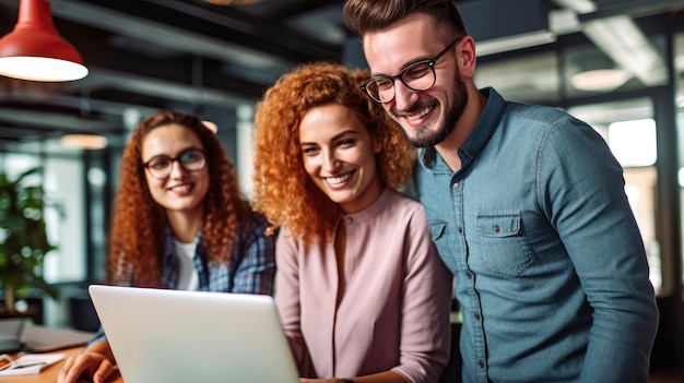 Tres personas mirando una computadora portátil