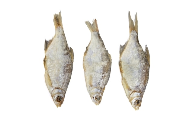 Tres pescados secos aislados en blanco
