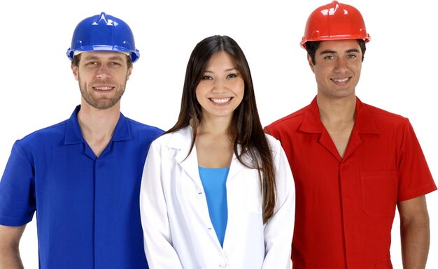Foto três pessoas com capacetes e coletes de segurança.