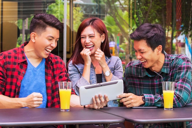 Três pessoas expressando seu sucesso no café