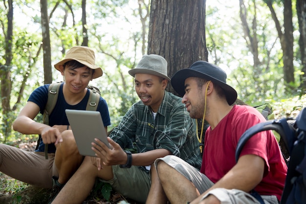 Três pessoas usando o tablet pc juntos