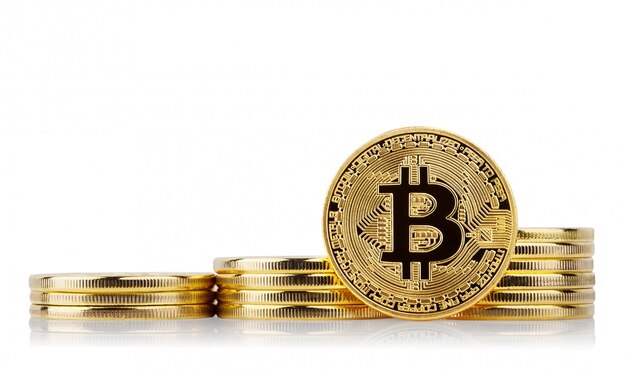 Tres pilas ascendentes y bitcoin dorado de pie