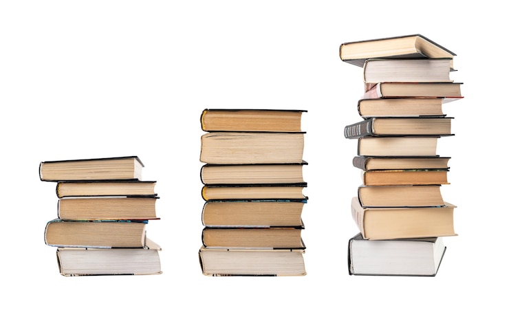 Foto tres pilas de libros apilados una encima de la otra antiguas pilas de literatura escaleras aisladas en blanco