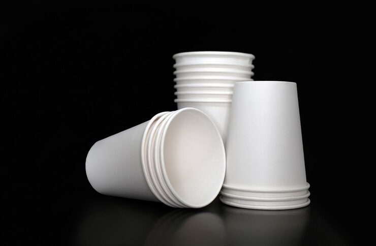 Foto três pilhas de copos de papel branco