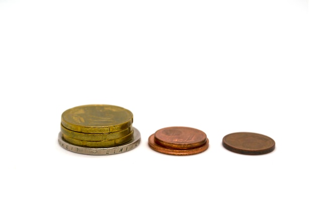 Três pilhas de moedas de centavos de euro
