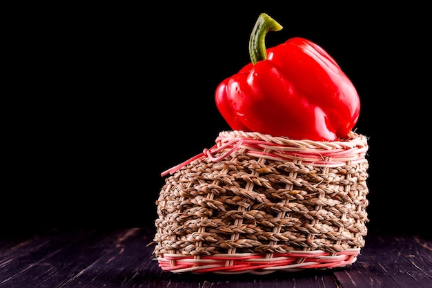 Três pimentões em um fundo de madeira Cozinhar salada de legumes