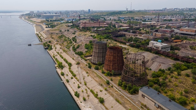 Foto tres plantas de energía de torres de enfriamiento, una está en construcción a orillas de un gran río el concepto de ecología purificación y enfriamiento de agua