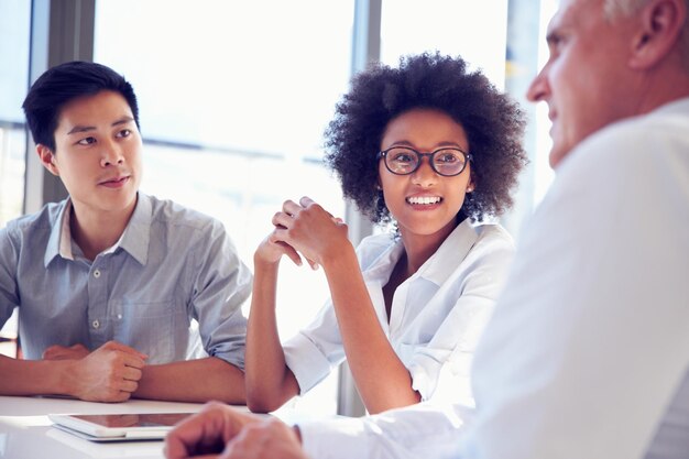 Tres profesionales de negocios trabajando juntos