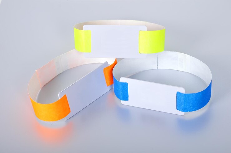 Foto tres pulseras de identificación rfid