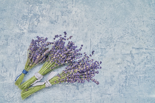 Tres ramo de flores de lavanda. Copia espacio, vista superior.