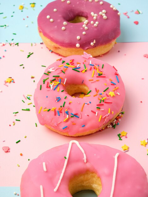 Tres redondas diferentes rosquillas dulces con chispas