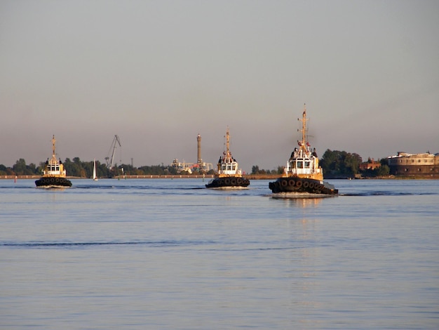 Tres remolcadores en el Golfo de Finlandia Kronstadt Rusia