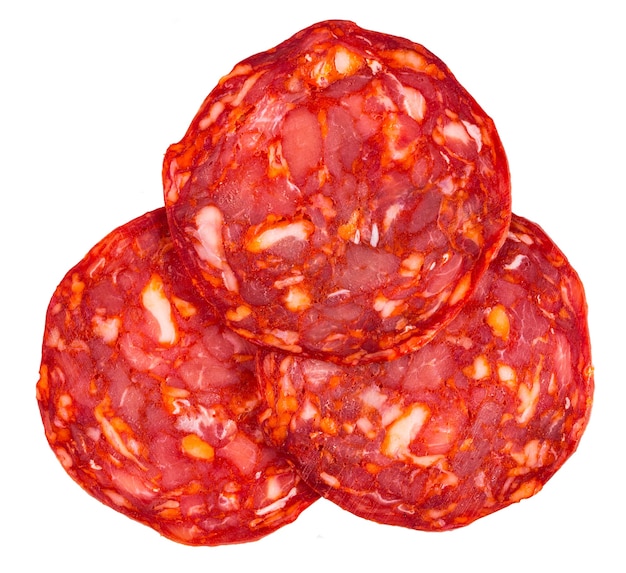 Tres rodajas de salami de chorizo sobre fondo aislado.