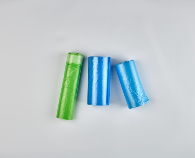 Foto tres rollos enrollados con bolsas de basura de plástico