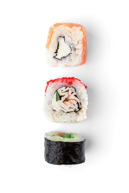 Três rolos de sushi diferentes isolados no fundo branco.