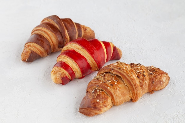 Tres sabrosos croissants franceses, vista horizontal cercana desde arriba, espacio de copia de vista superior, lugar para texto