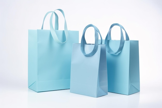 Três sacos de papel azuis com alças estão alinhados contra um fundo branco.