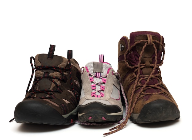 Três sapatos de trekking para a família: pai, mãe e filho