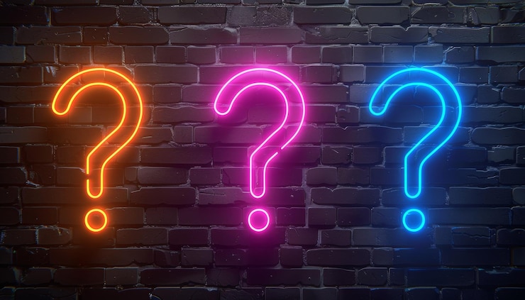 Foto tres signos de interrogación de neón en el fondo de la pared de ladrillo oscuro brillando en colores vibrantes