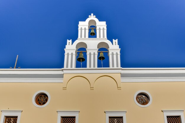 Foto três sinos de fira santorini grécia oficialmente conhecida como a igreja católica da dormição é uma igreja católica grega na ilha de santorini