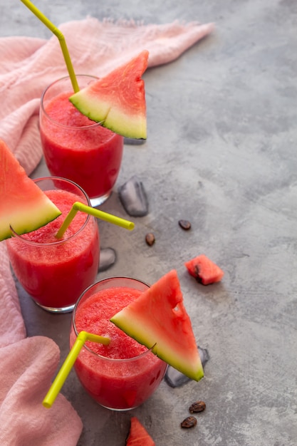 Três smoothies de melancia com pano rosa